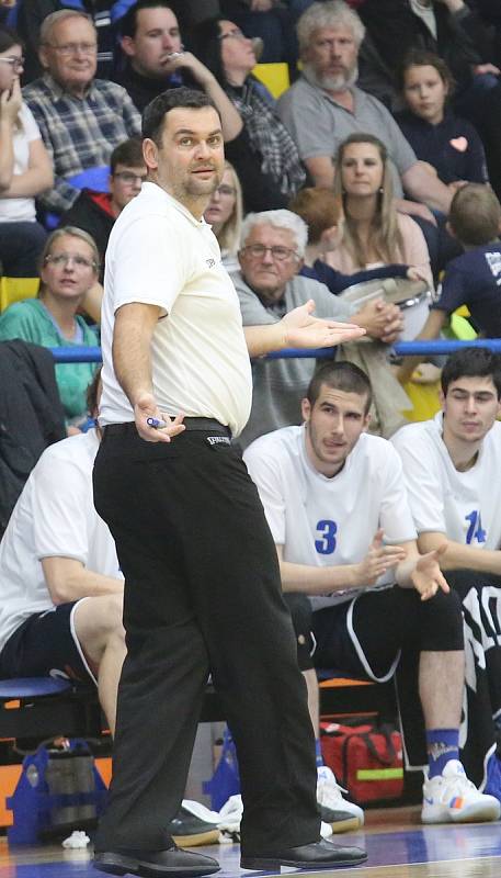 Basketbalové derby mezi Ústím nad Labem a Děčínem.