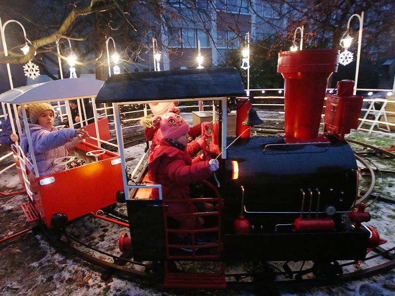 První adventní neděli se na ústeckém Lidickém náměstí rozsvítil vánoční strom a začaly zde vánoční trhy.