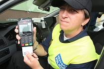 Už i ústečtí strážníci mají platební terminál. Jako první jim mohou platit pokuty kartou příliš rychlí řidiči.