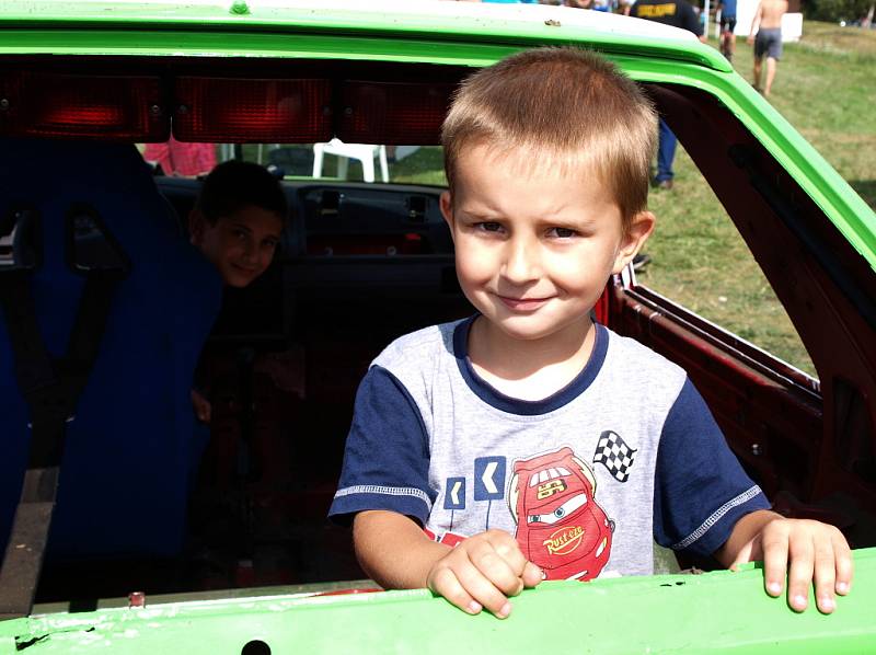 Žlutý trabant s číslem 41 obdivovali snad všichni nejen z nostalgické vzpomínky, ale především pro jeho řidičku osmnáctiletou Denisu Pappovou.