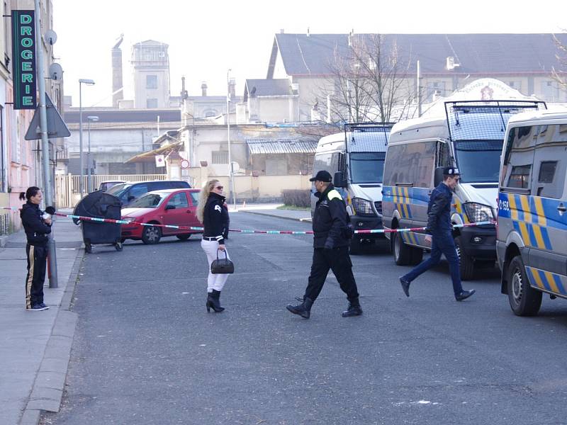 Ubytovna Freedom v Krásném Březně zažila policejní akci, nejspíš kvůli drogám. 