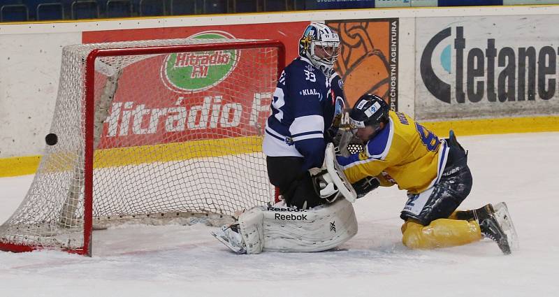 Ústečtí hokejisté (žlutí) předvedli v posledním utkání roku senzační obrat z 0:4 na 6:5.