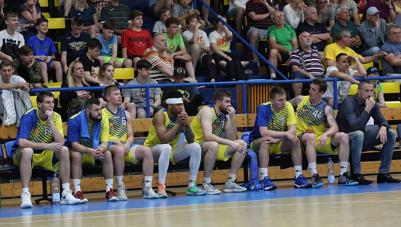 Utkání basketbalistů Ústí (ve žlutém) proti Pardubicím