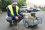 Zdeněk Holas líčí jedovatou návnadu na hubení potkanů do kanlizační vpusti na sídlišti Severní Terasa v Ústí nad Labem.