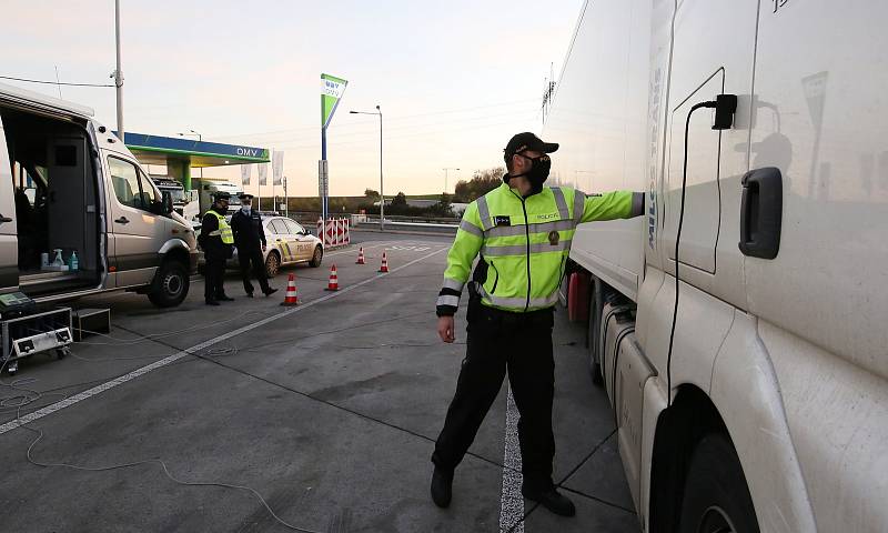 Na odstavném parkovišti dálnice D8 u Lovosic proběhla ve středu 18. listopadu v podvečer akce celní správy a policie na kontroly kamionů a motorových vozidel ze zahraničí.