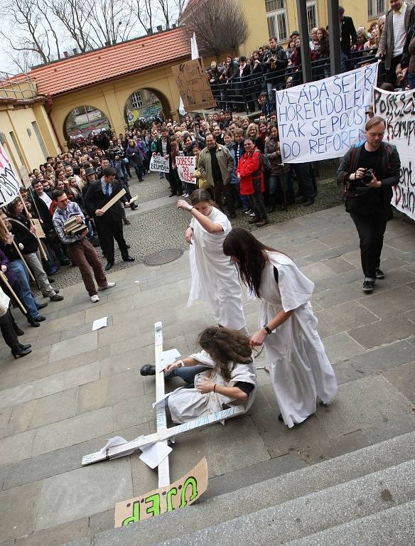 Studenti v Ústí demonstrovali proti reformě vysokého školství.