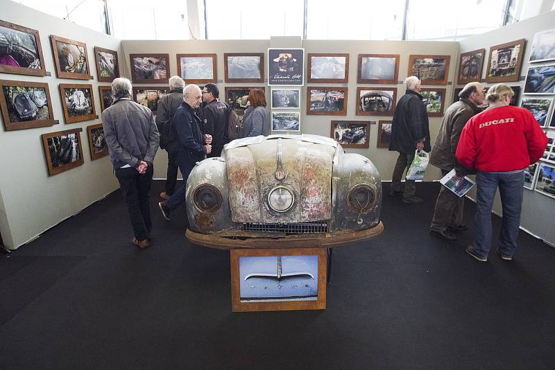 Snímky vraků automobilů aod ústeckého fotografa Vladimíra Cettla obletěly svět. V únoru vystavoval v Paříži na autosalonu, který navštěvuje přes sto tisíc lidí.