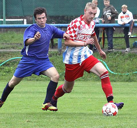 Fotbalisté rezervy Velkého Března doma porazili Malé Březno (modří) vysoko 5:1.