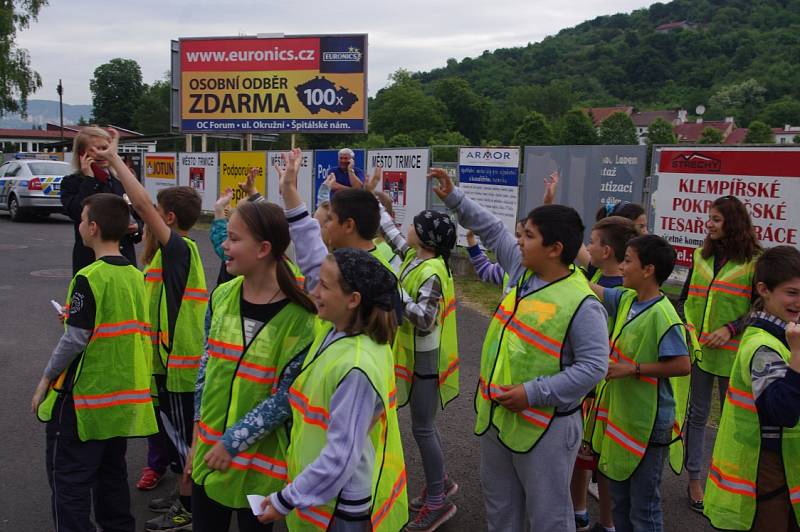 Školáci přihlíželi policejní kontrole, děkovali slušným řidičům a kárali ty špatné.