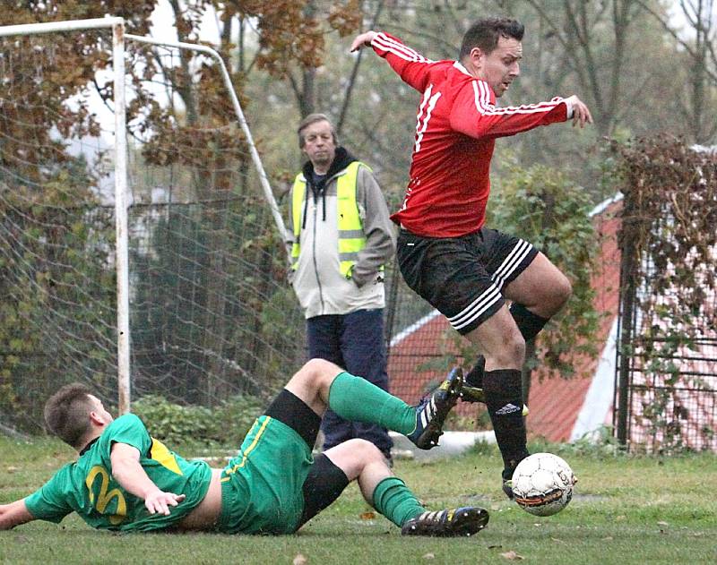 Fotbalisté Neštěmic (červení) doma porazili Žatec po nevídané přestřelce 7:4.