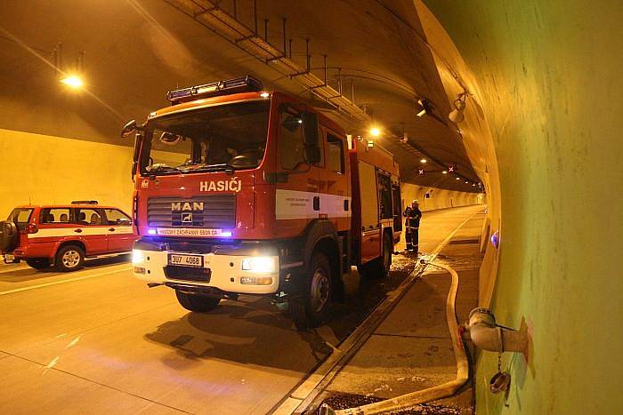 Komplexní zkoušky požární bezpečnostních zařízení tunelů Panenská a Libouchec na dálnici D8 na Ústecku.