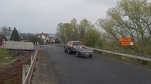 Pokládání nového povrchu u Neštěmic a stavba nového mostu v Malšovicích.