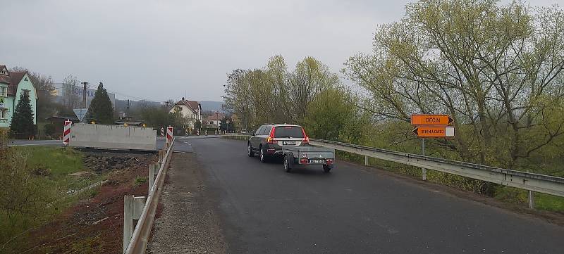 Pokládání nového povrchu u Neštěmic a stavba nového mostu v Malšovicích.