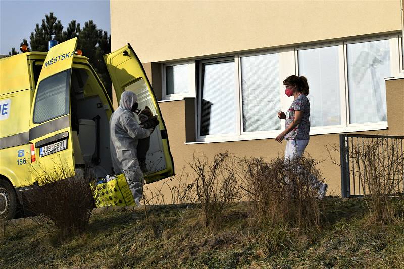 Převoz covid pozitivního dítěte z rodiny v nouzi z Ústí do děčínské nemocnice speciální sanitkou strážníků.