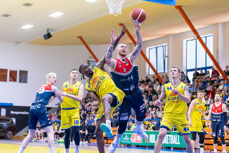 Sluneta Ústí nad Labem vs. Basket Brno.