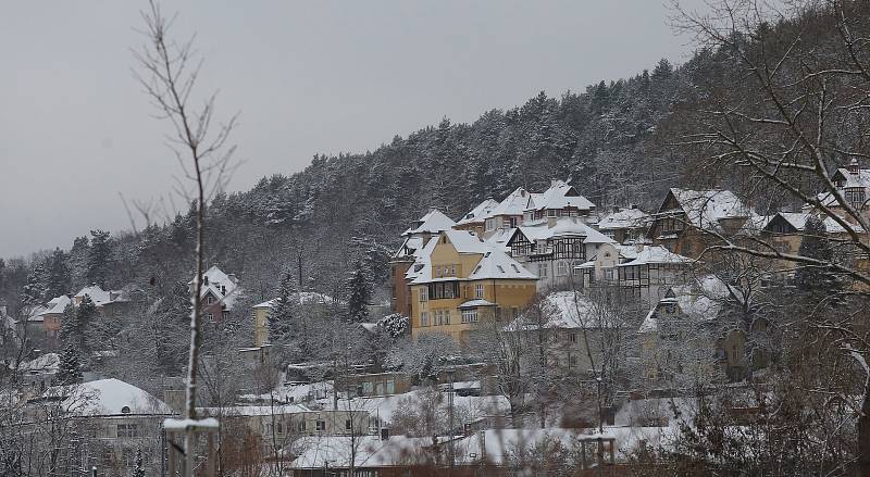 Ve čtvrtek 14. ledna zasypal sníh Děčínsko a Ústecko. Silničáři měli plné ruce práce, aby udrželi v horských oblastech jako je Tisá a Petrovice silnice sjízdné.