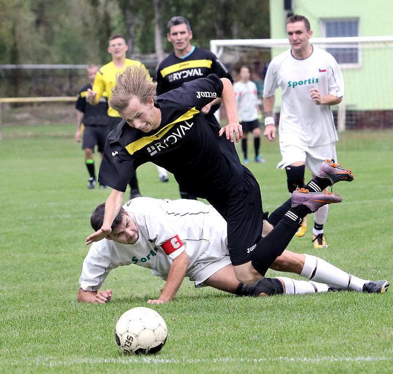 Fotbalisté béčka Svádova (v bílém) prohráli s Děčínem 0:3.