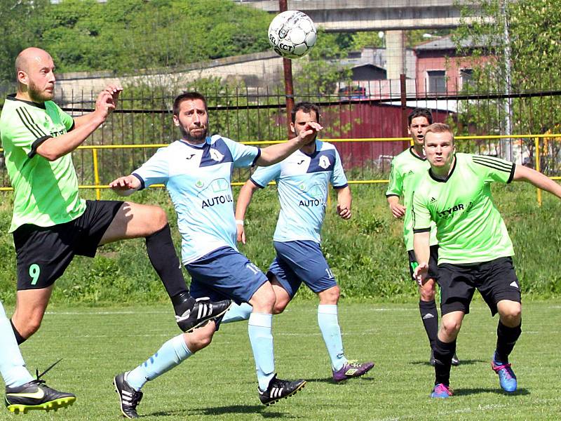 Fotbalisté Svádova (v zelenočerném) přehráli doma Přestanov 1:0.
