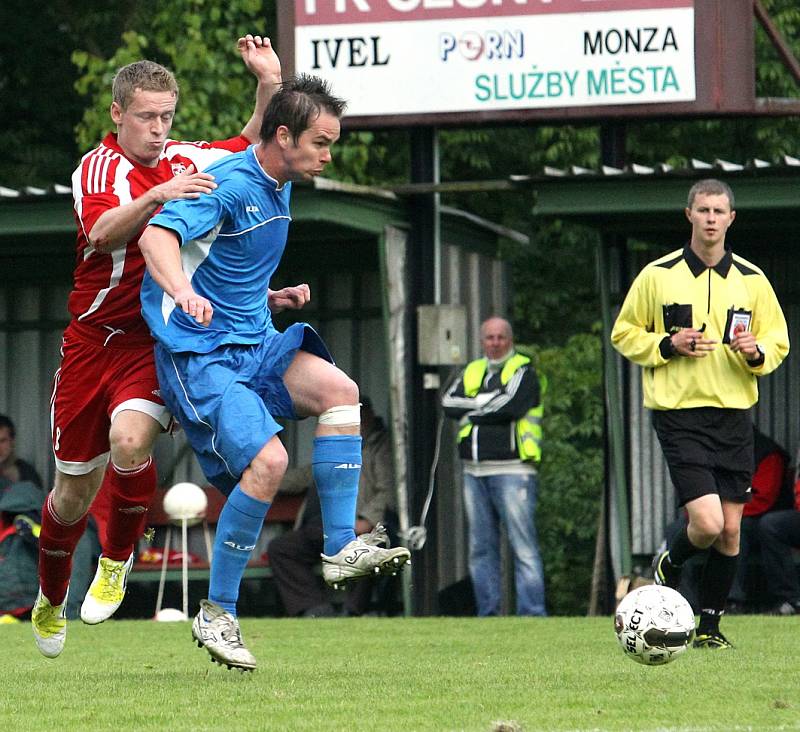 Fotbalisté Neštěmic (červení) doma porazili Jílové 3:0.