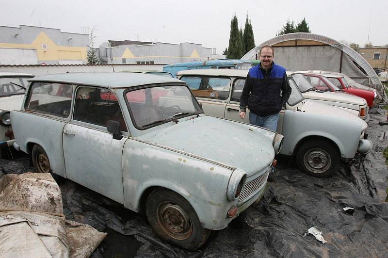 Miloš Vrbka z Terezína sbírá auta z bývalé NDR. Teď má některé v originálním muzeu. 