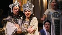 Severočeské divadlo zvolilo při nastudování Verdiho Nabucca klasický přístup, opera je v italštině a k dispozici má divák české titulky.