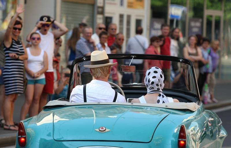 Veterány svezli majitelé v sobotu na ústecké Mírové náměstí. Naleštěné krasavce z tradiční Veteran rally Ústí nad Labem, která je součástí série závodů Czech Hero Ride, si nenechala ujít řada Ústečanů.