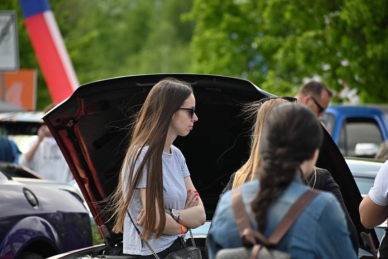 Sraz amerických automobilů u Globusu v Trmicích