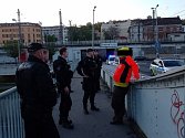 Městská policie zadržela podnapilého muže, kterýá chtěl skákat z mostu pod vlak. Foto: MP Ústí n. L: