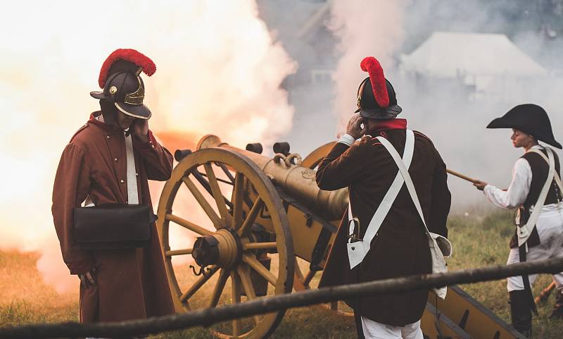 Napoleonská doba dodnes přitahuje množství lidí. I v České republice se lze během roku setkat s mnoha rekonstrukcemi událostí z doby vlády císaře Napoleona Bonaparta. Rekonstrukce napoleonské bitvy u Chlumce. V roli generála se představil herec Vydra.