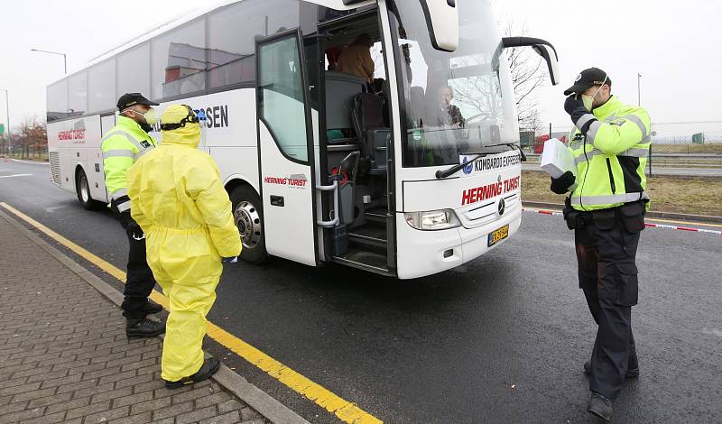 Poblíž hraničního přechodu Petrovice mezi Českou republikou a Německem začaly probíhat kontroly měření tělesné teploty řidičů a spolucestujících ve osobních vozidlech a autobusech.