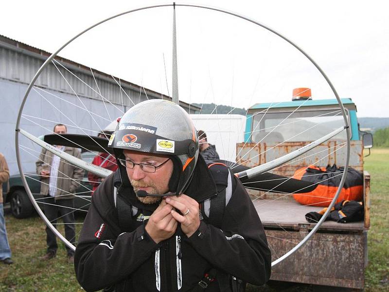  Ústečan Miroslav Oros uletěl na motorovém padáku 9132 kilometrů za 89 dní. Přeletěl přitom 150 dětských domovů