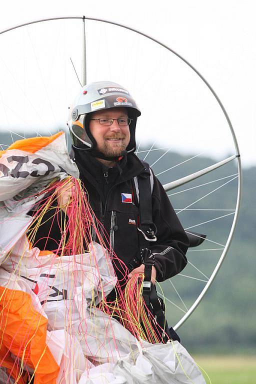  Ústečan Miroslav Oros uletěl na motorovém padáku 9132 kilometrů za 89 dní. Přeletěl přitom 150 dětských domovů