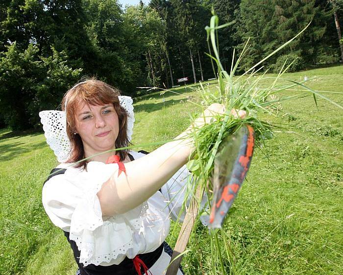 Sedmého ročníku soutěže ručního sekání trávy v areálu zámku ve Velkém Březně se v sobotu zúčastnilo dvanáct soutěžících. 