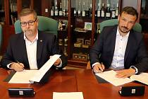 Hejtman Jan Schiller (vlevo) podepsal za Ústecký kraj rezervační smlouvu se společností FOR H2ENERGY o koupi pozemků v SPZ Triangle.