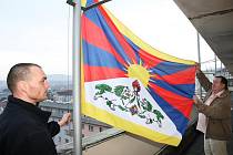 Města a obce včera vyvěsily tibetskou vlajku jako připomínku 52. výročí povstání Tibeťanů proti čínské okupaci Tibetu. 