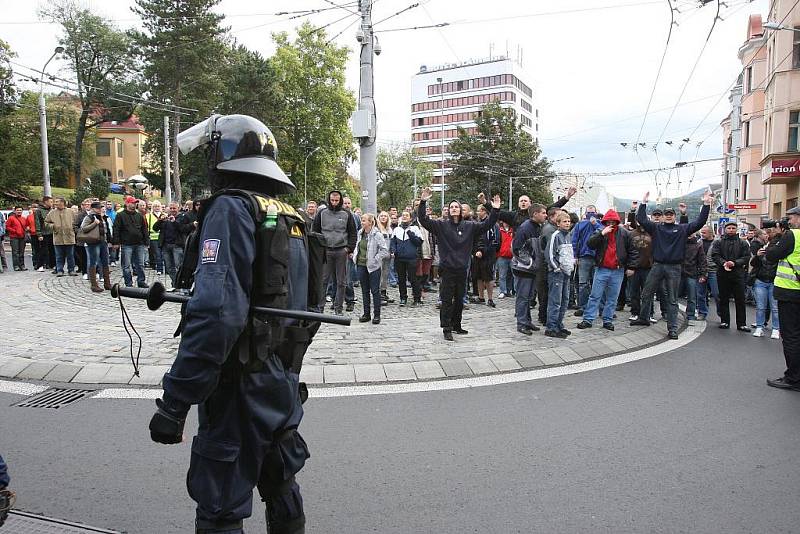 V Ústí demonstrovala přibližně tisícovka lidí.