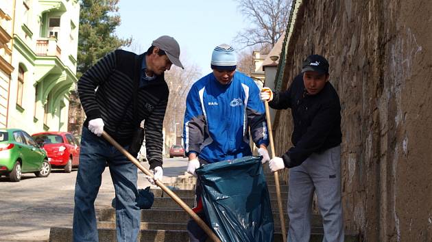 Do akce ústecké Poradny pro integraci s názvem „Clean up the world,“ se zapojila velká skupina cizinců z Kazachstánu, Vietnamci, Rusové, Ukrajinci, ale i dva Američané. 