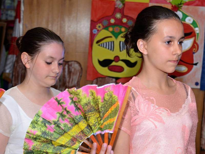 Školáci v Krásném Březně se zapojili do vědomostních kvízů i výtvarné soutěže. Vietnamci přiblížili svou kulturu.