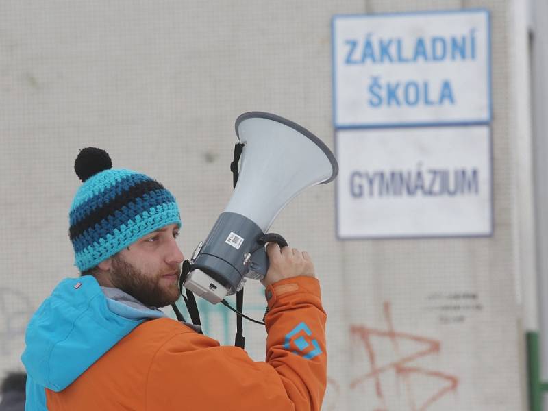 Režisér Jakub Šmíd u ZŠ Mírová točí film s názvem Na krátko.