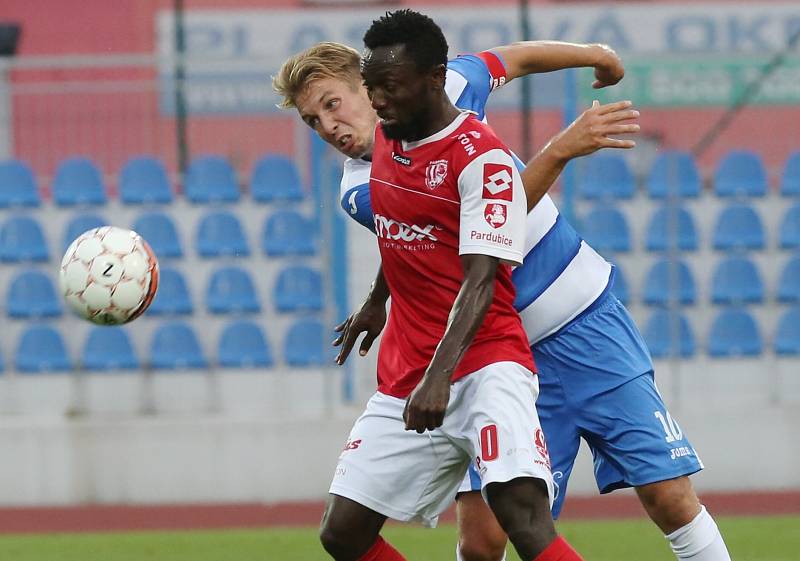 Ústečtí fotbalisté (pruhovaní) doma porazili Pardubice 2:0.