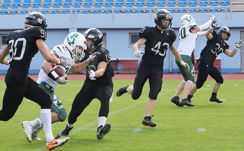 Paddock liga 2019. Ústečtí Blades (černé dresy) přehráli při prvním utkání na městském stadionu Alligators Brno (bílo-zelené dresy) 30:0.