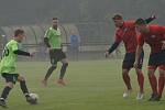 Fotbalisté Junioru Děčín (červené dresy) doma porazili Svádov 3:1.