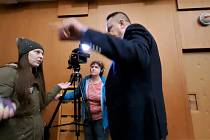 Lídr PRO Jindřich Rajchl diskutoval s lidmi v ústeckém domově důchodců, hádala se tam s ním příznivkyně Ukrajiny.