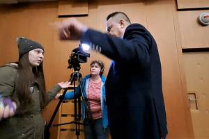 Lídr PRO Jindřich Rajchl diskutoval s lidmi v ústeckém domově důchodců, hádala se tam s ním příznivkyně Ukrajiny.