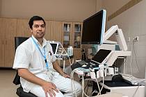 Infektolog, lékař Infekčního oddělení Masarykovy nemocnice v Ústí n. L. Jakub Jarý, pocházející z romské rodiny je příkladem, že dosáhnout vysoko může každý, kdo se o to poctivě snaží. Na snímku s ultrazvukem.