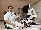 Infektolog, lékař Infekčního oddělení Masarykovy nemocnice v Ústí n. L. Jakub Jarý, pocházející z romské rodiny je příkladem, že dosáhnout vysoko může každý, kdo se o to poctivě snaží. Na snímku s ultrazvukem.