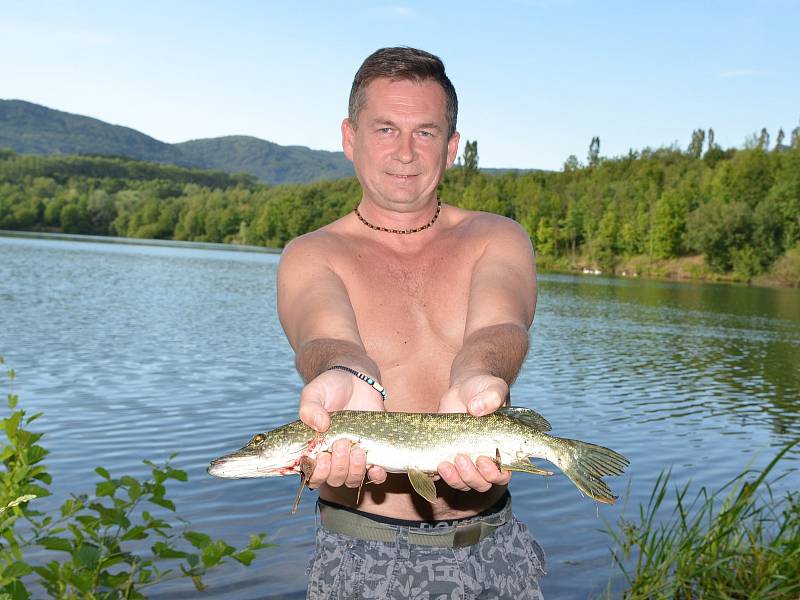 Rybář Milan Kureš a Chlumecký rybník.
