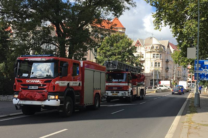 Hasiči, zdravotníci a policisté se sjeli do ústecké Churchillovy ulice k bývalému hotelu Vladimir