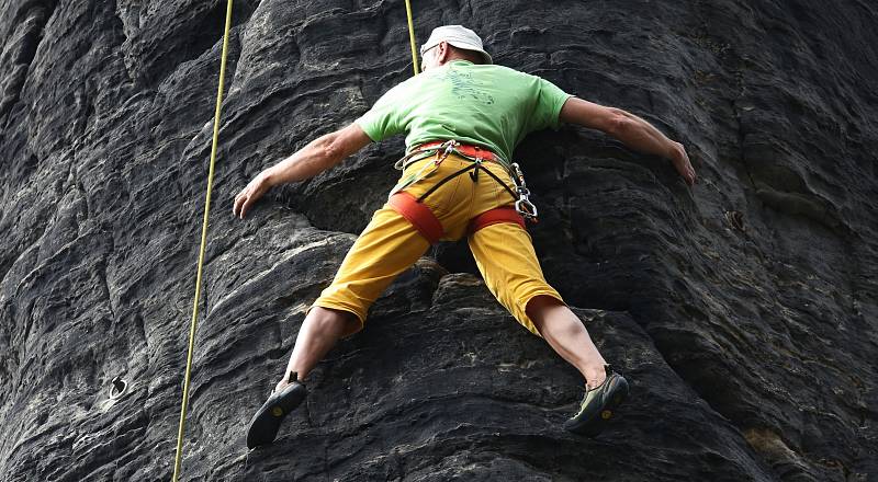 Tiské stěny jsou zrádné. Skalní oblast spolu s Ostrovem a Rájcem každoročně láká ke zdolávání gravitace stovky lezců. Mnohdy však jde o začátečníky, kteří přeceňují své síly. Následky pádů bývají fatální. Ilustrační foto