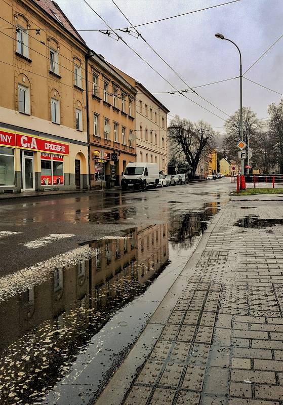 Ústecký fotograf Martin Vodňanský si oblíbil snímky zachycující dominanty města nad Labem v odrazu kaluže. Říká jim loužovky. Na snímku je městská část Neštěmice.